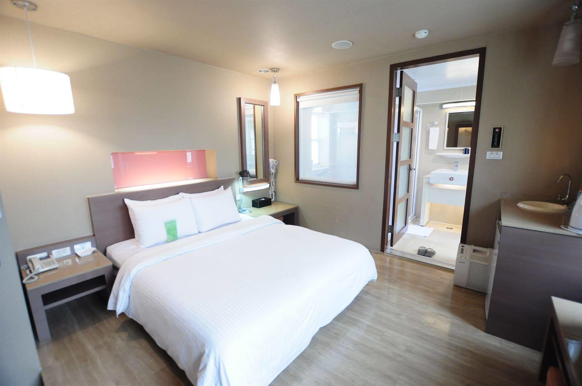 Kindness Hotel - Hanshen Kaohsiung Exterior photo
